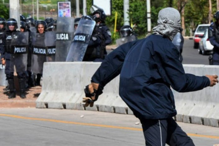 Estudantes da Universidade Nacional Autónoma das Honduras (UNAH) voltaram a confrontar-se com a polícia anti-motim em Tegucigalpa, Honduras, 20 de Junho de 2019. Milhares de professores e estudantes têm-se manifestado contra o anúncio, pelo presidente hondurenho, de privatizações na saúde e na educação.
