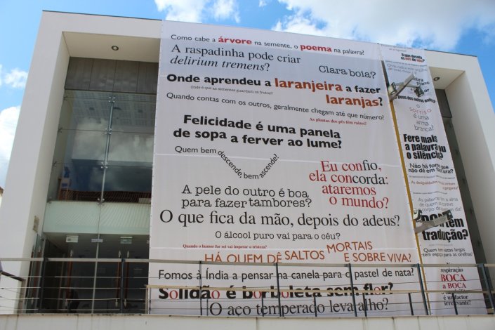 «o homem que», construído a partir da obra multifacetada de Augusto Baptista, cruza as linguagens do desenho, da fotografia e do teatro e mantém-se em cena no Teatro da Cerca de São Bernardo até 30 de Junho de 2019.