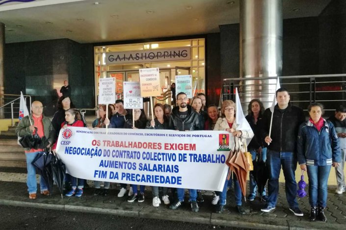 Concentração de trabalhadores do Continente junto ao GaiaShopping, em Vila Nova de Gaia