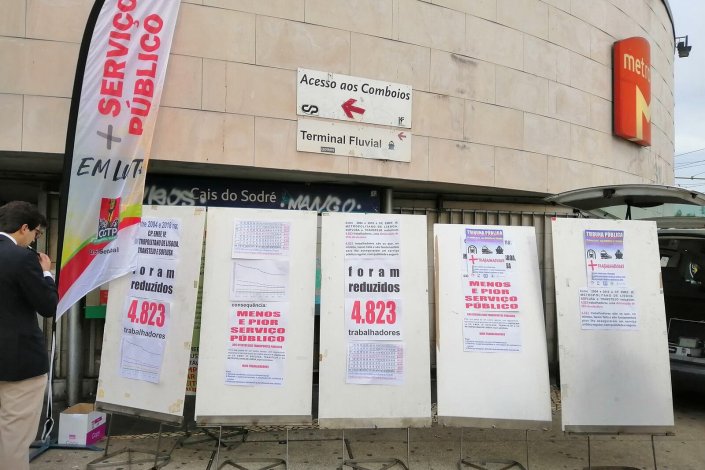 Parte dos placares informativos montados à porta da estação do Cais do Sodré