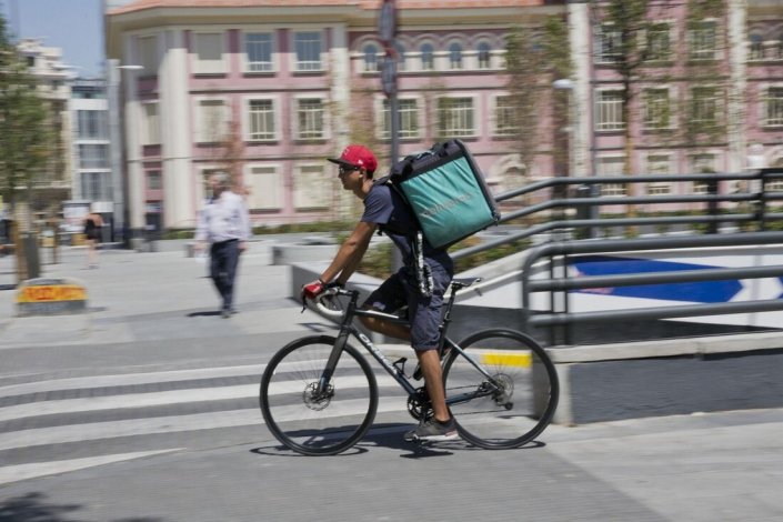 A primeira grande sentença sobre a relação laboral entre a Deliveroo e os seus distribuidores não deixa lugar a dúvidas: são trabalhadores por conta de outrem 