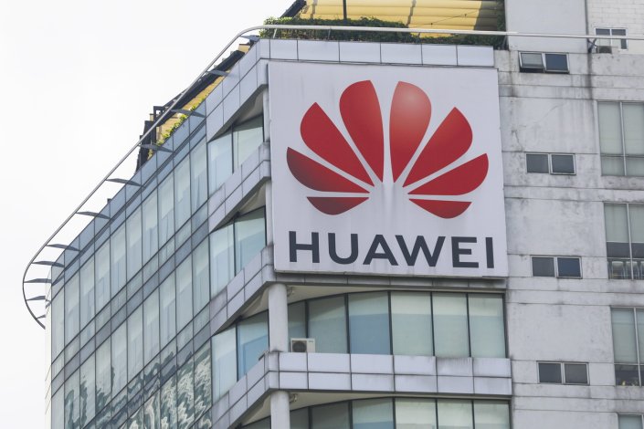 Logótipo da Huawei num edifício de Kuala Lumpur, Malásia, a 17 de Junho de 2019. A maioria dos países do Sudeste Asiático, como a Malásia, Singapura ou a Tailândia, ignoraram a chamada «Guerra Fria 5G» dos EUA contra a Huawei.