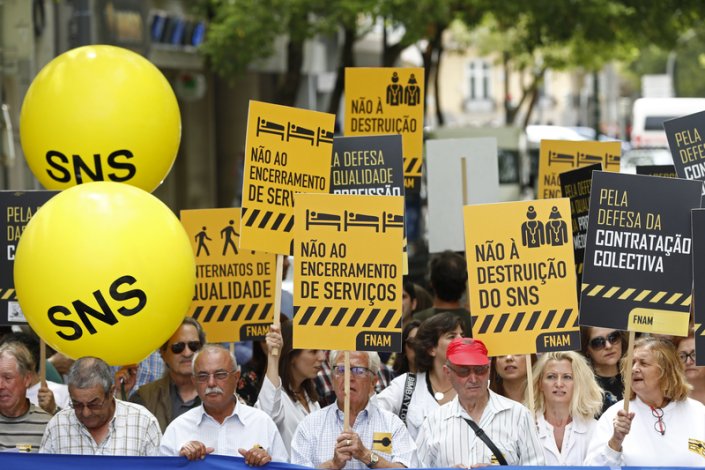 Médicos e utentes concentraram-se hoje à porta do Ministério da Saúde, em Lisboa