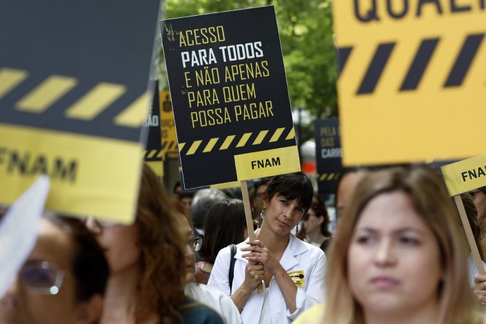 Médicos protestam durante a greve e manifestação convocada pela Federação Nacional dos Médicos (FNAM), em frente ao Ministério da Saúde, em Lisboa, 3 de Julho de 2019.