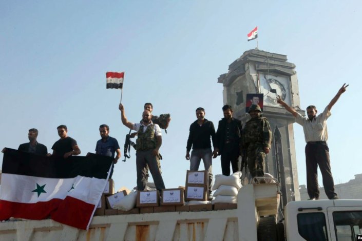 Combatentes do Exército Árabe Sírio e elementos de milícias aliadas quando da libertação de al-Qusair, em 2013