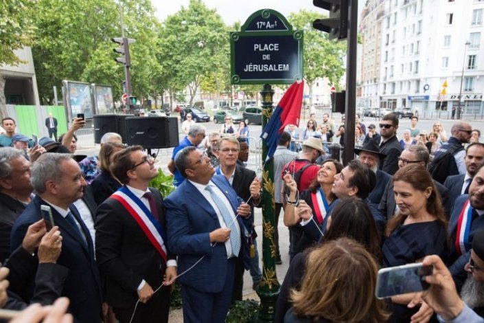 A inauguração da «Praça de Jerusalém» contou com a presença do autarca israelita da cidade, conhecido pelo seu posicionamento anti-palestiniano e pró-ocupação dos territórios da Palestina 