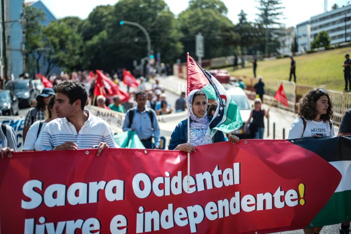 Manifestantes transportam um pano defendendo a luta do povo saaraui, durante a manifestação da CGTP-IN em Lisboa, a 10 de Julho de 2019.