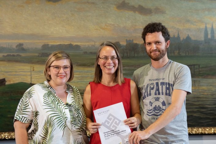 Os partidos SPD, Os Verdes e Die Linke acordaram em formar um governo de coligação no Estado de Bremen, para a legislatura de 2019-2023. Na foto os representantes de uma comissão tripartida apresentam o Acordo de Coligação para o Governo do Estado. Bremen, Alemanha, 1 de Julho de 2019