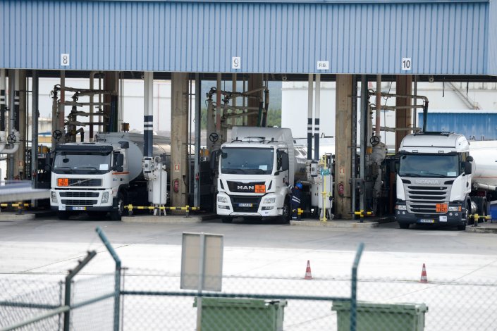 Camiões-cisterna abastecem-se de combustível durante a greve nacional dos motoristas de matérias perigosas em Aveiras, 16 de abril de 2019.