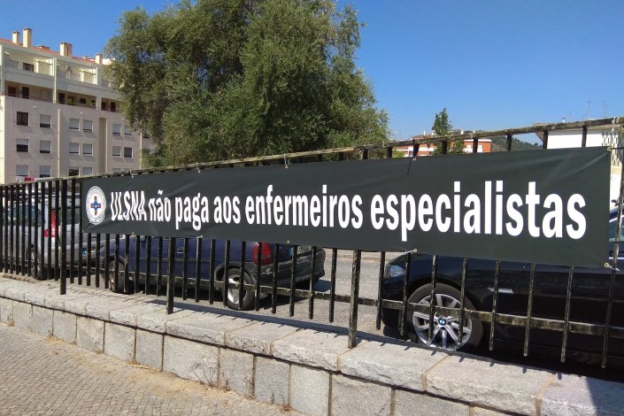 Panos de protesto assinalaram o local onde decorreu a conferência de imprensa do Sindicato dos Enfermeiros Portugueses para denunciar anomalias que se verificam na Unidade Hospitalar de Saúde do Norte Alentejano. Hospital Dr. José Maria Grande, Portalegre, 19 de Julho de 2019. 