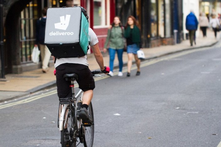 Um tribunal de Madrid deu razão à Segurança Social, ao considerar que os distribuidores da Deliveroo são trabalhadores por conta de outrem 
