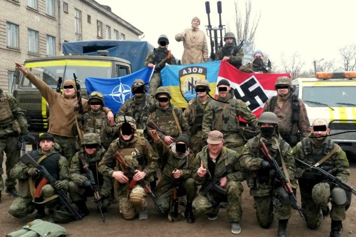 O batalhão Azov, apoiado pela NATO e pelas lideranças da UE e dos EUA, e tratado pelos mainstream media ocidentais como «nacionalistas ucranianos» ou «admiradores de Stepan Bandera», usa o símbolo nazi Wolfsangel na sua bandeira e uma das tropas de choque preferidas do governo de Kiev, no Leste como no resto do país.