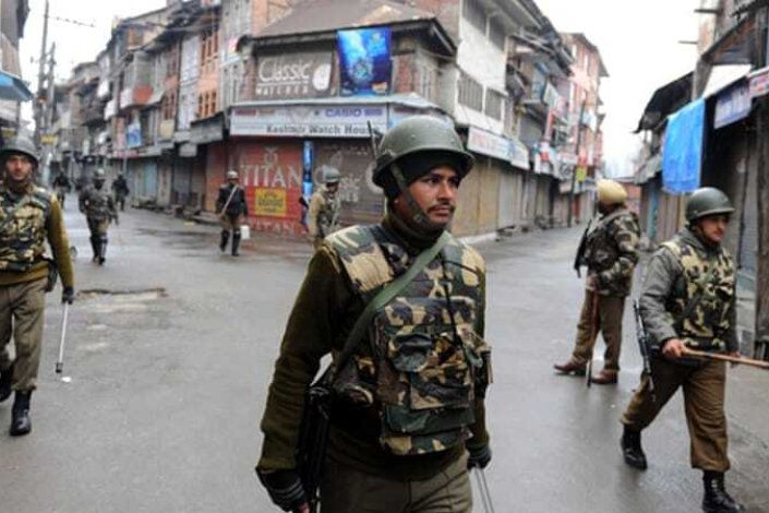Soldados indianos patrulham uma localidade em Jammu e Caxemira