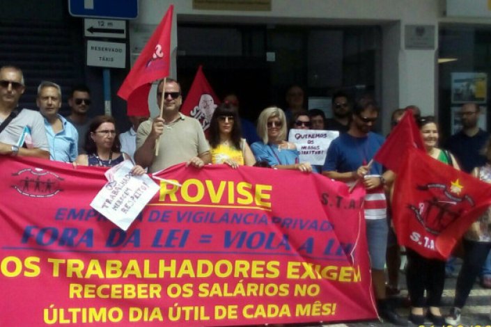 Os trabalhadores em greve concentraram-se junto à sede da empresa e à Inspecção Regional do Trabalho a gritar palavras de ordem