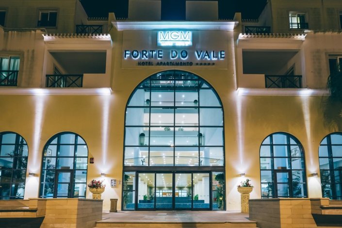 Entrada do hotel Grand Muthu Forte do Vale, em Albufeira, pertencente ao grupo indiano de hotelaria MGM-Muthu, que dispõe de cinco unidades hoteleiras no Algarve. Foto de arquivo.