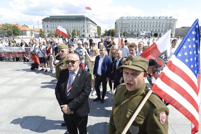 Representantes políticos, veteranos de guerra e neonazis homenageiam força paramilitar que colaborou com os nazis no final da Segunda Guerra Mundial 