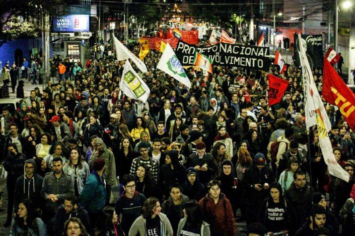 O «Tsunami da Educação» em Curitiba, capital do Paraná, foi precedido de uma assembleia pública para debater as ameaças do governo de Bolsonaro
