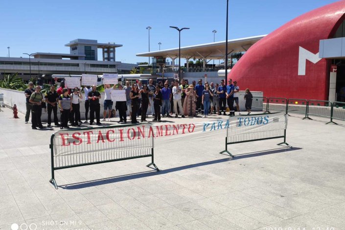 Várias dezenas de trabalhadores, antes e depois de turnos, marcaram presença no protesto pelo direito ao estacionamento