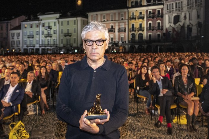 Pedro Costa com o Leopardo de Ouro na cerimónia em Locarno, na Suíça.