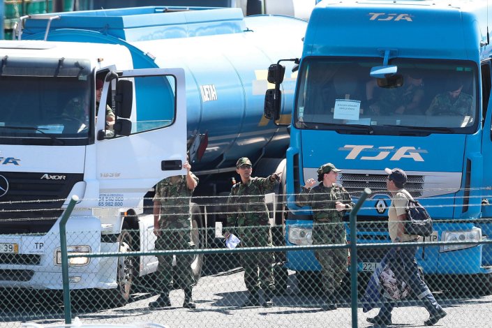 Militares do exército preparam-se para conduzir um camião de combustível à saída da sede da Companhia Logística de Combustíveis (CLC), em Aveiras de Cima, durante a greve por tempo indeterminado dos motoristas de matérias perigosas e de mercadorias, Azambuja, 13 de Agosto de 2019.
