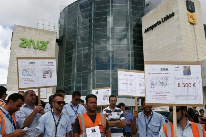 Os trabalhadores reclamam ainda aumentos nos salários e no subsídio de alimentação