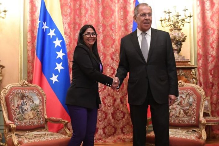 A vice-presidente da Venezuela, Delcy Rodríguez, e o ministro russo dos Negócios Estrangeiros, Sergei Lavrov, cumprimentam-se no decorrer da reunião protocolar que mantiveram em Moscovo