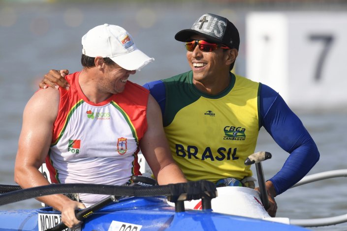 O português Norberto Mourão e o brasileiro Luís Carlos Cardoso da Silva celebram os dois primeiros lugares em VL2 para homens. Szeged, Húngria, 22 de Agosto de 2019.