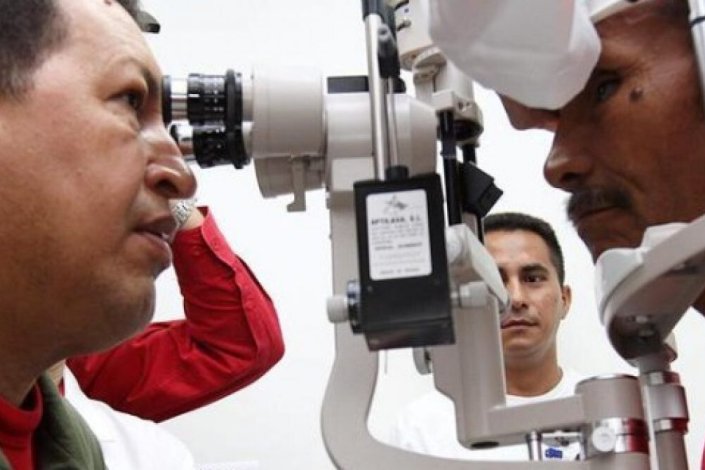 A Missão Milagre foi criada em 2004, por iniciativa de Hugo Chávez (na imagem, à esquerda) e de Fidel Castro, para pôr a mais alta tecnologia da área da oftalmologia ao serviço dos mais desfavorecidos