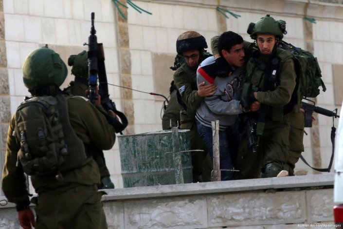 Forças de ocupação israelitas prendem um palestiniano na Margem Ocidental (imagem de arquivo)