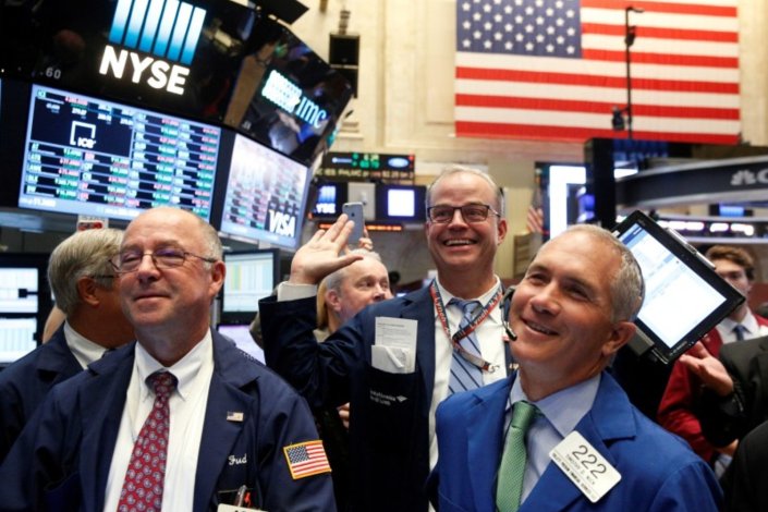 A Bolsa de Valores de Nova Iorque, em Wall Street, é o principal mercado de valores mobiliários do mundo. Fundada em 1792, localiza-se no coração da ilha de Manhattan, em Nova Iorque (EUA)