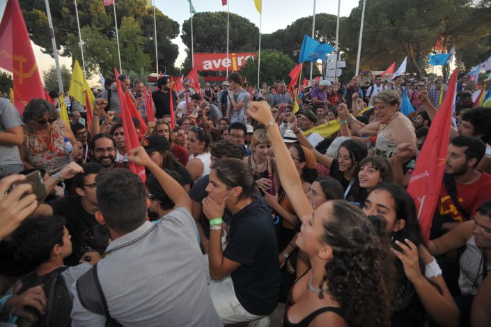Milhares de pessoas na abertura da Festa do Avante! dançam a carvalhesa. Seixal, 6 de Setembro de 2019