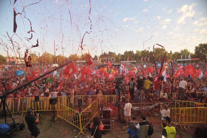 Milhares dançam a Carvalhesa no comício de encerramento da 43.ª edição da Festa do Avante. Seixal, 8 de Setembro de 2019
