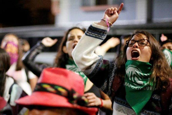 Mulheres a favor da despenalização do aborto protestam durante a votação, nas imediações da Assembleia Nacional, em Quito, na noite de dia 17