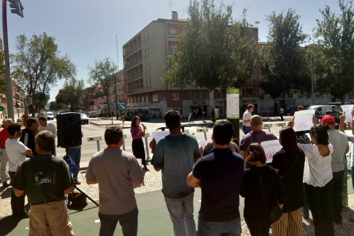 O protesto dos trabalhadores do LNEC ocorreu hoje com dezenas de investigadores e contou com a presença solidária do secretário-geral da CGTP e de representantes dos grupos parlamentares do BE e do PCP.