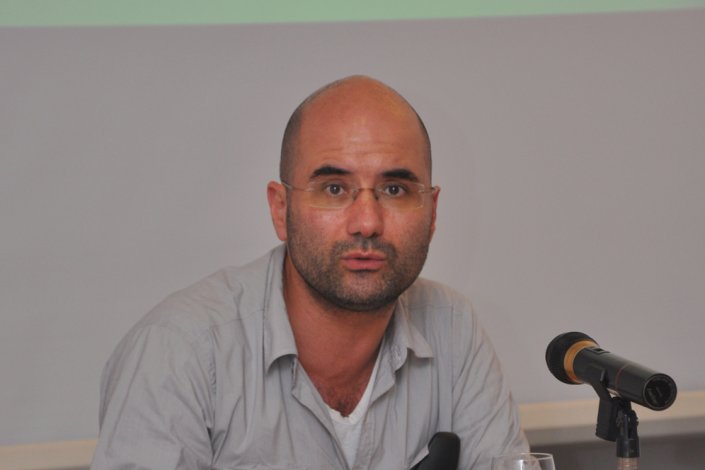 Manuel Loff é historiador, professor associado do Departamento de História e Estudos Políticos e Internacionais da Universidade do Porto, investigador no Instituto de História Contemporânea da Universidade Nova de Lisboa e autor de vários livros, entre eles «O Nosso Século é Fascista!»