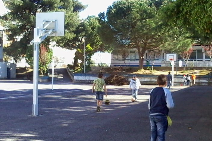 A par da remoção de coberturas, o vereador Gonçalo Caroço salienta que são necessárias remodelações urgentes nas escolas