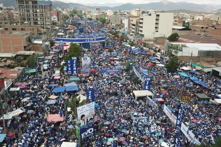 Milhares de pessoas participaram no comício do Movimento para o Socialismo (MAS) em Cochabamba 