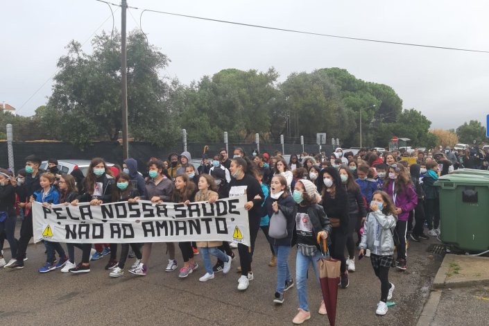 O protesto foi participado por cerca de 400 alunos, a que se juntaram professores e encarregados de educação