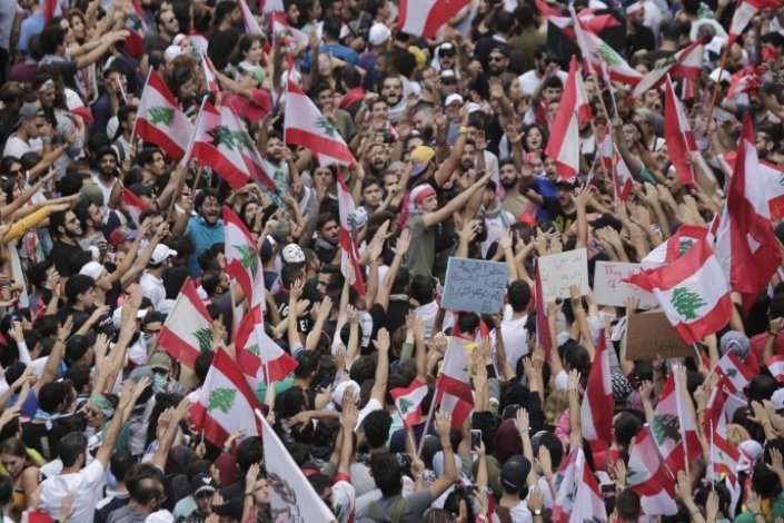 Centenas de milhares de pessoas participaram este domingo nos protestos em Beirute 