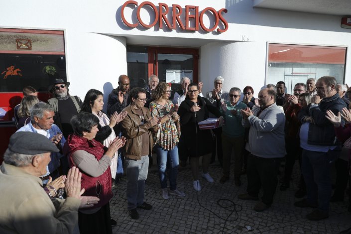 Populares em luta junto da estação dos CTT do Monte da Caparica contra o seu encerramento. Almada, 21 de Outubro de 2019