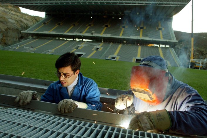 Trabalhadores fazem últimos trabalhos para a inauguração do Estádio Municipal de Braga