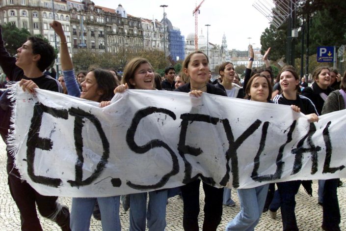 A luta histórica dos estudantes pelo direito educação sexual traduziu-se em vários momentos de acção e reivindicação ao longo da história do Portugal democrático. A imagem retrata uma manifestação, organizada pela Plataforma de Associações de estudantes do Distrito do Porto, pela suspensão da Revisão Curricular, a eliminação progressiva do «numeros clausus», a aplicação da educação sexual nas escolas e a melhoria das condições materiais e humanas. Porto, 28 de Novembro de 2000