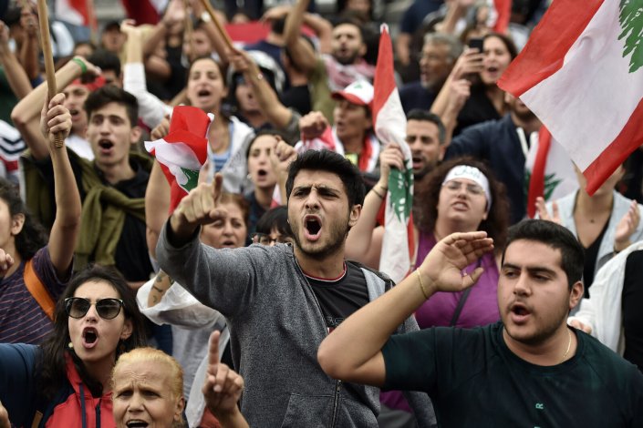 Manifestantes libaneses reagem após um discurso do presidente libanês Michel Aoun durante uma manifestação no oitavo dia de protestos em Jal El Dib, norte de Beirute, Líbano, em 24 de Outubro de 2019. Os protestos entraram na segunda semana, com centenas de milhares de libaneses nas ruas para protestar contra propostas de aumento de impostos e a corrupção.