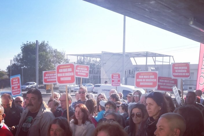 Concentração de utentes em frente ao Hospital Garcia de Orta, exigindo o reforço urgente de meios para garantir o funcionamento da urgência pediátrica. Almada, 26 de Outubro de 2019