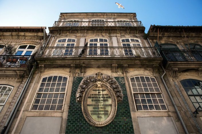 Fachada do edifício onde nasceu o escritor português Almeida Garrett, antes do incêndio