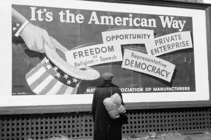Cartaz da National Association of Manufacturers em Dubuque, Iowa, 1940. A associação dos industriais americanos lançou uma campanha nacional contra as políticas do New Deal e em defesa das virtudes do mercado livre.