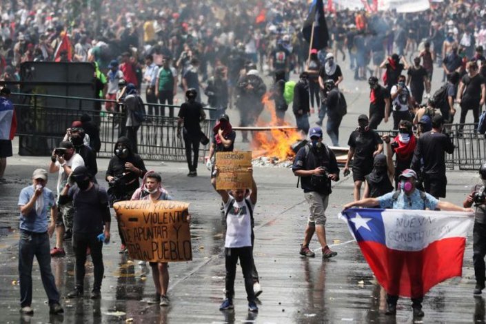 Protesto em Santiago do Chile contra as políticas económicas de Sebastián Piñera 