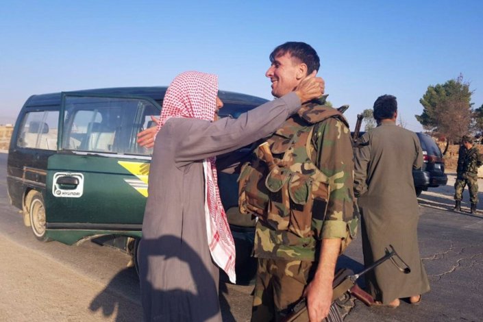 Residentes de Tal Tamr acolheram com alegria o regresso do exército sírio, em 14 de Outubro de 2019, após forças curdas no nordeste da Síria terem pedido a ajuda de Damasco para conter a operação militar turca.