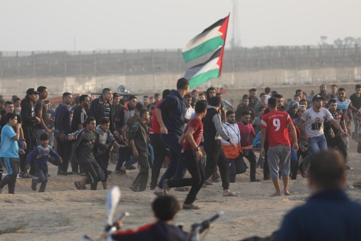 Milhares de palestinianos voltaram a mobilizar-se junto à vedação com que Israel isola a Faixa de Gaza, enfrentando a repressão das forças militares sionistas