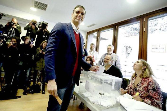 O líder do PSOE está a ser desafiado por Pablo Iglesias para formar um governo progressista